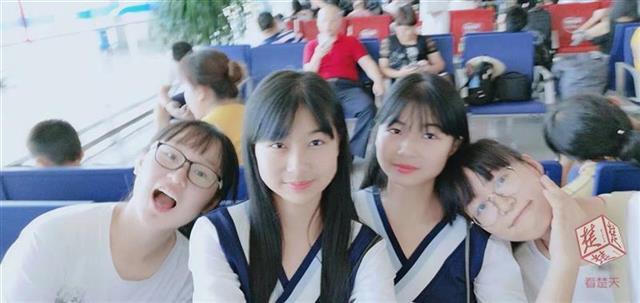 牛！双胞胎姐妹闯过自主招生三关，同被武大海角社区
录取